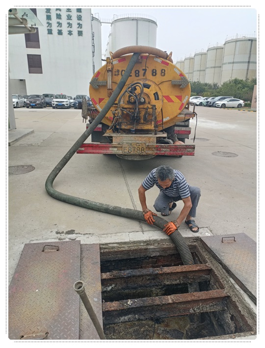 椰林镇隔油池清掏