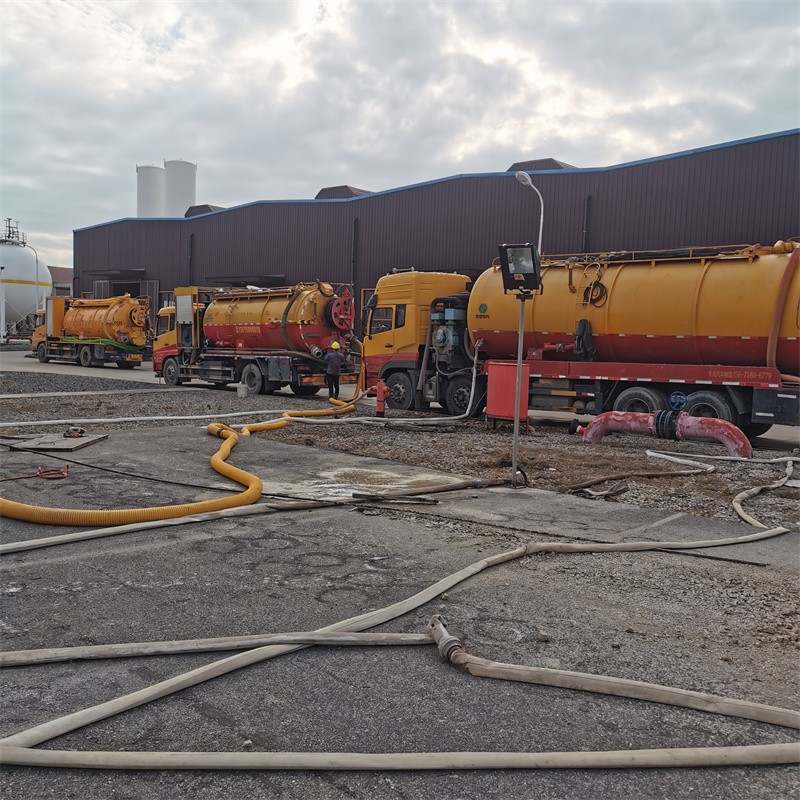 椰林镇污水池清理