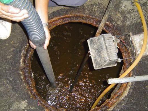 椰林镇隔油池清理