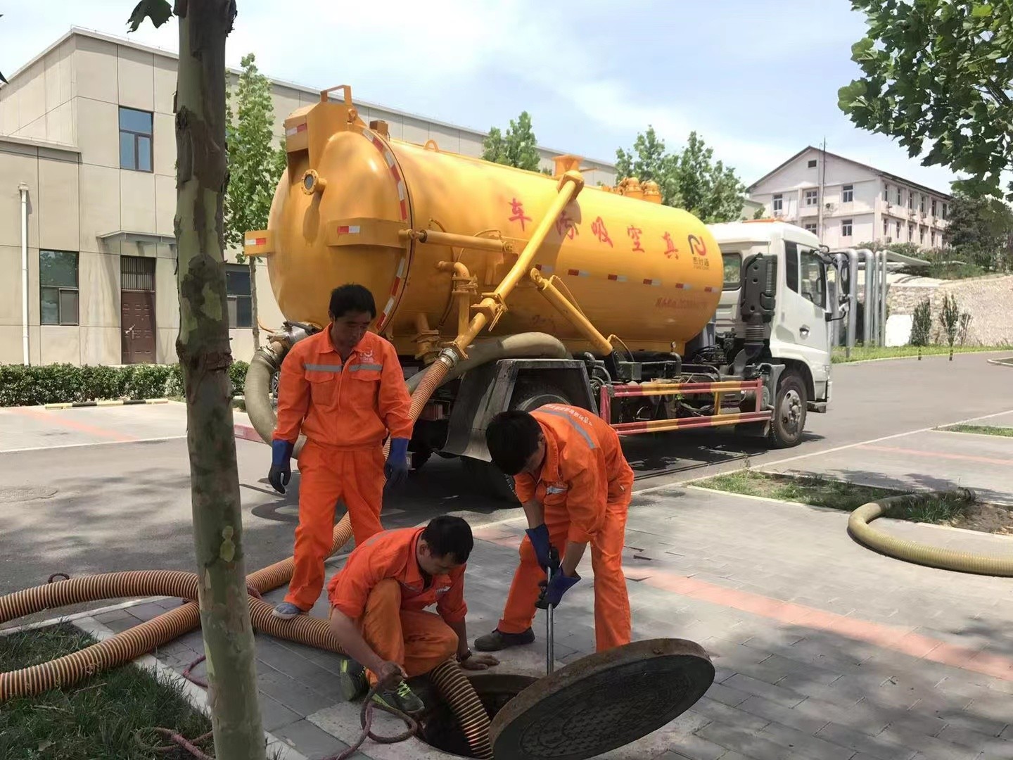 椰林镇管道疏通车停在窨井附近