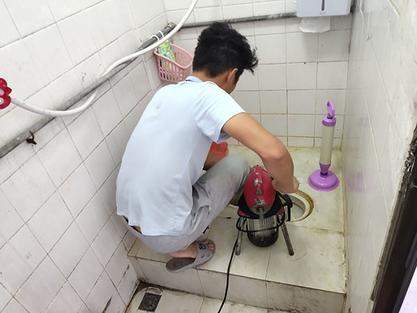 椰林镇管道堵塞冒臭气 专业师傅现场解决问题