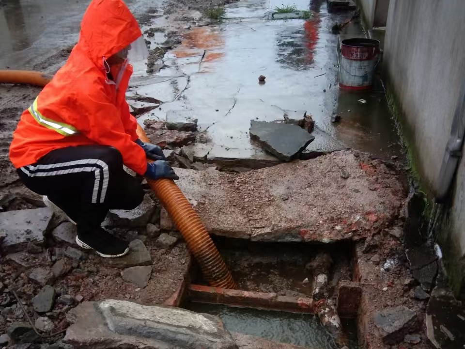 椰林镇专业清理污水池 炜誉市政以规范流程守护城市 “肠道”